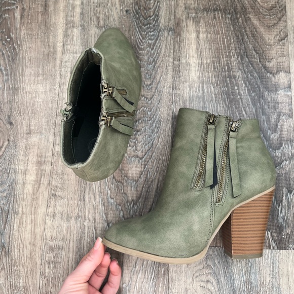 Shoes - Green Suede Bootie • size 7